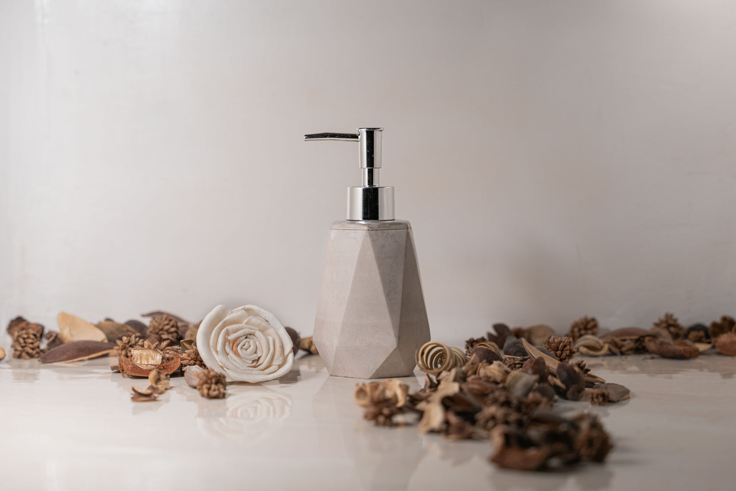 Dispenser in pietra dolomitica – Eleganza naturale per il tuo bagno
